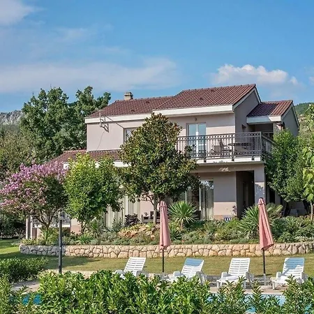 Flower Garden With Pool Вілла